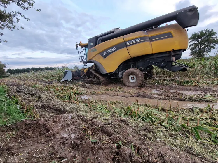 Moissonneuse équipée de chenilles dans la boue