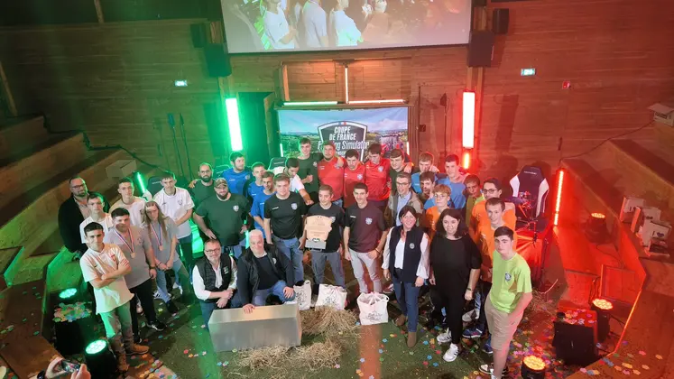 Joueurs de la coupe de Farming simulator organisée au pôle Lanaud