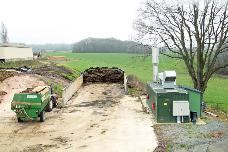 Tracteur transportant de la biomasse sur une exploitation agricole
