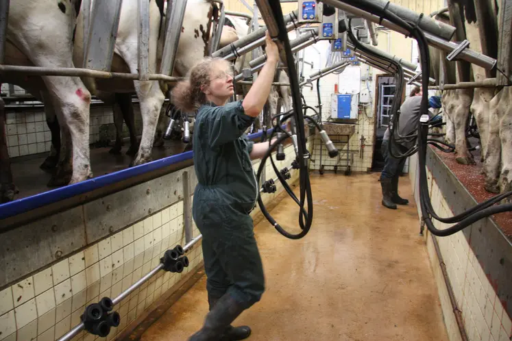 femme agricultrice dans une salle de traite