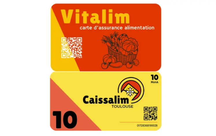 Montage photo des deux modes de paiement du projet Caissalim Toulouse. En haut la carte rouge Vitalim, en bas un ticket jaune Caissalim d'un montant de 10 MonA (soit 10€). 