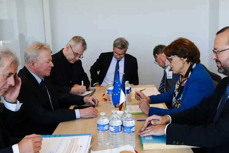La ministre française de l’Agriculture Annie Genevard et ses conseillers discutent avec le commissaire européen à l'Agriculture Janusz Wojciechowski autour d'une table.