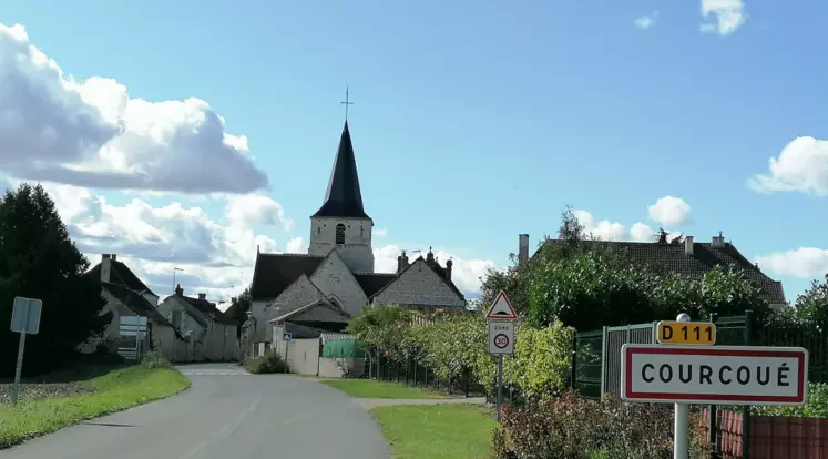 pancarte courcoué entrée de village avec église