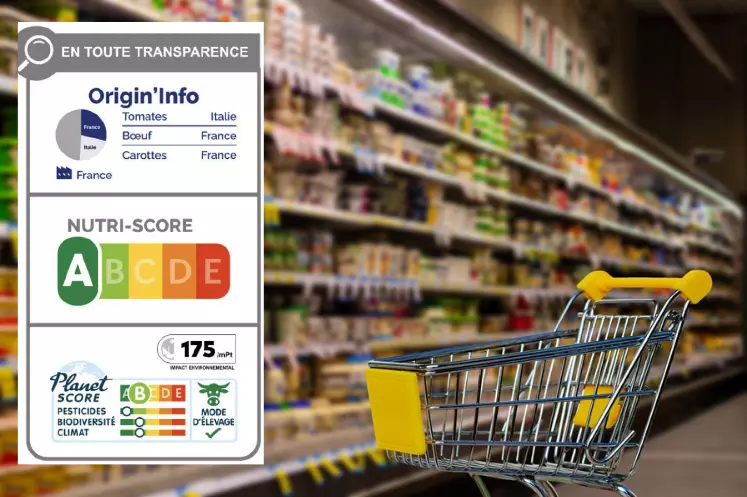 Affichage d'un produit alimentaire à côté d'un caddy dans un supermarché