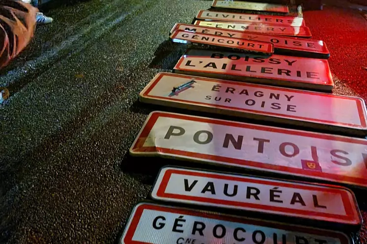 Panneaux d'entrée de villes d'Ile-de-France enlevés et posés sur la route par de Jeunes agriculteurs