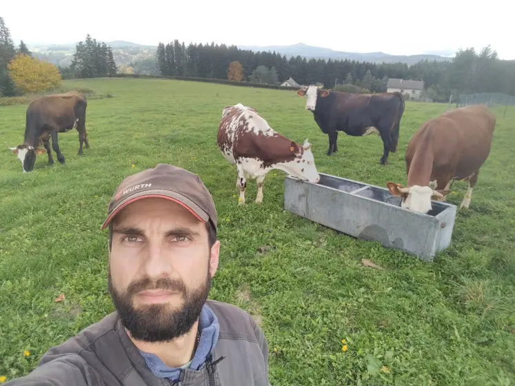 Un éleveur avec quatre vaches dans un pré à Chambons-sur-Lignon touché par l'épisode cévenol qui a fait déborder le Lignon.