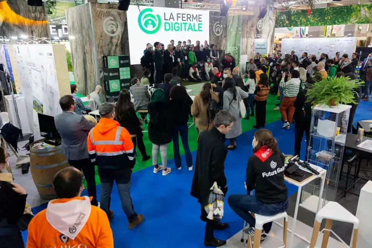 Photo du stand de La Ferme Digitale au Salon de l'Agriculture 2024. Des visiteurs assisent à une conférence. 