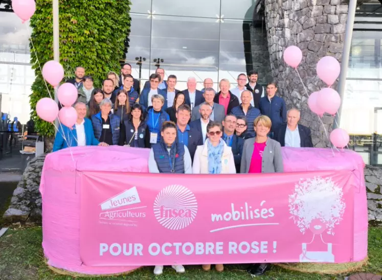 Responsables FNSEA posent pour Octobre rose