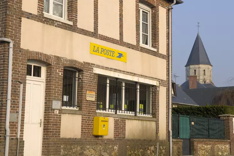 bureau de poste dans un village