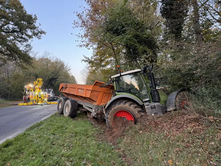 Tracteur et sa remorque dans un fossé 