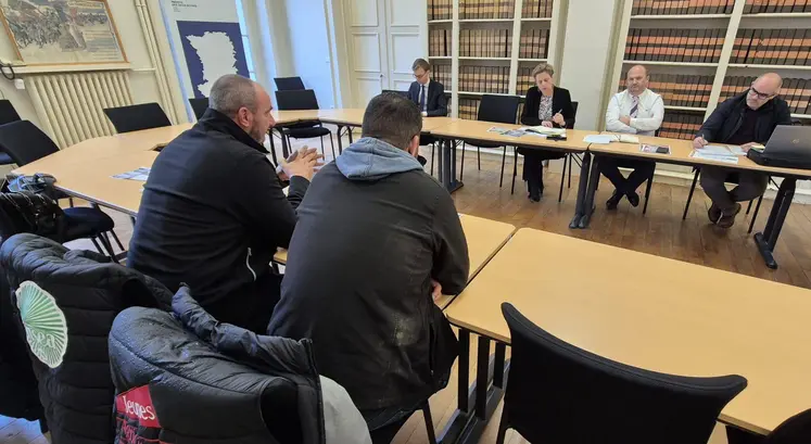  La préfète des Deux-Sèvres Emmanuelle Dubée reçoit dans son bureau Denis Mousseau, président de la FNSEA 79 et Antoine Madier, président des Jeunes agriculteurs 79.