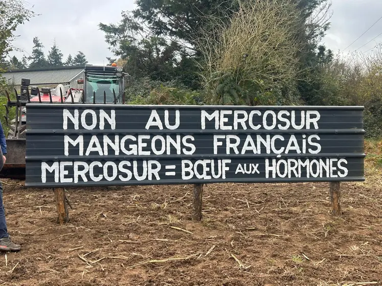 Message inscrit sur une barrière « Non au Mercosur Mangeons français Mercosur = Bœuf aux hormones »