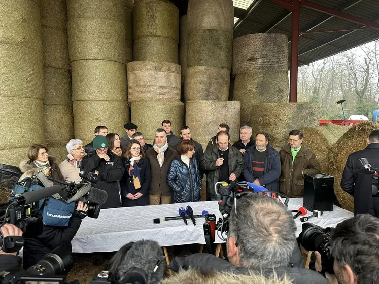 Annie Genevard entourée d'agriculture dans une ferme du Loiret