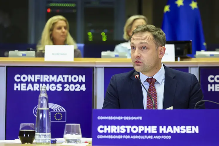 Christophe Hansen répond aux questions au Parlement européen