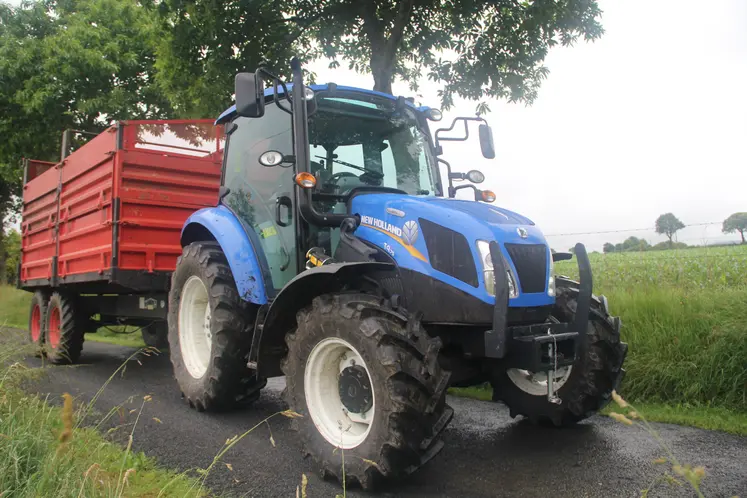 tracteur avec remorque sur route de campagne