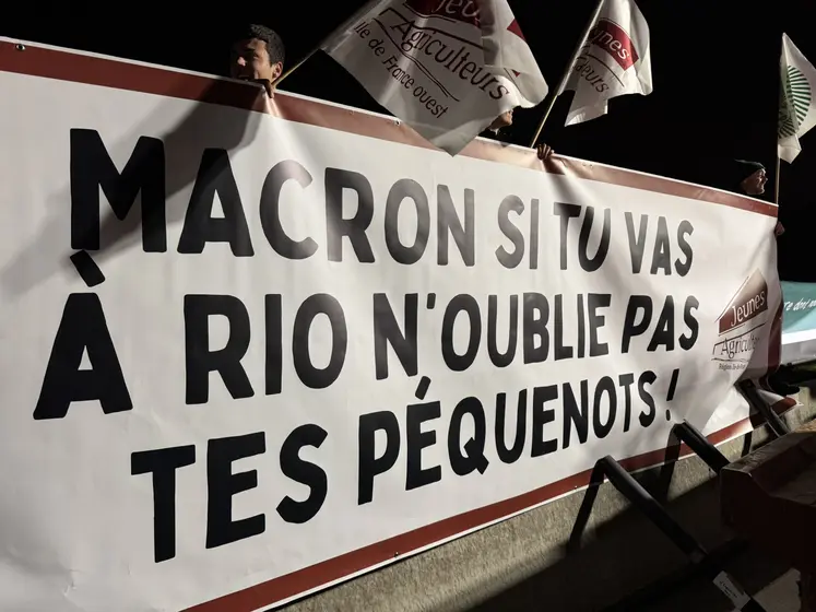  Banderole sur le blocage de la N118 par la FNSEA et les JA d’Ile-de-France sur laquelle est inscrit « Macron si tu vas à Rio n’oublie pas des péquenots » 