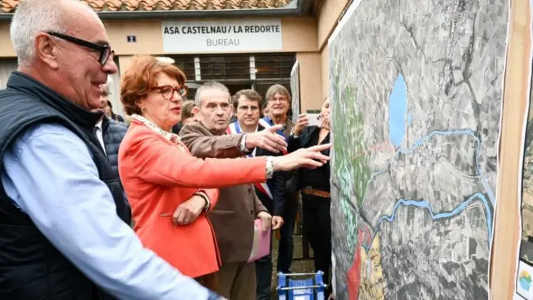 Annie Genevard devant une carte hydraulique