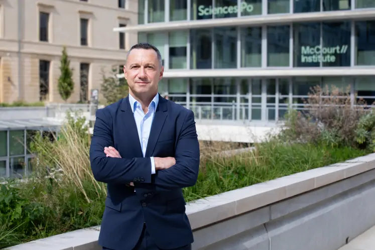 François Purseigle devant le bâtiment de Sciences Po