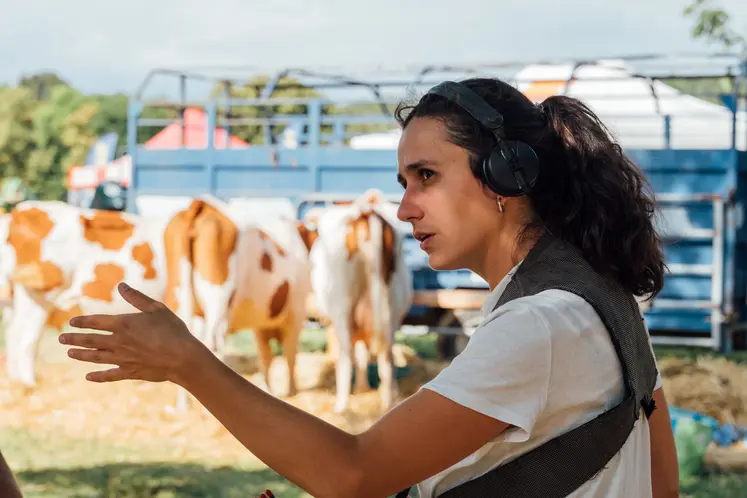 La réalisatrice Louise Courvoisier devant des vaches 