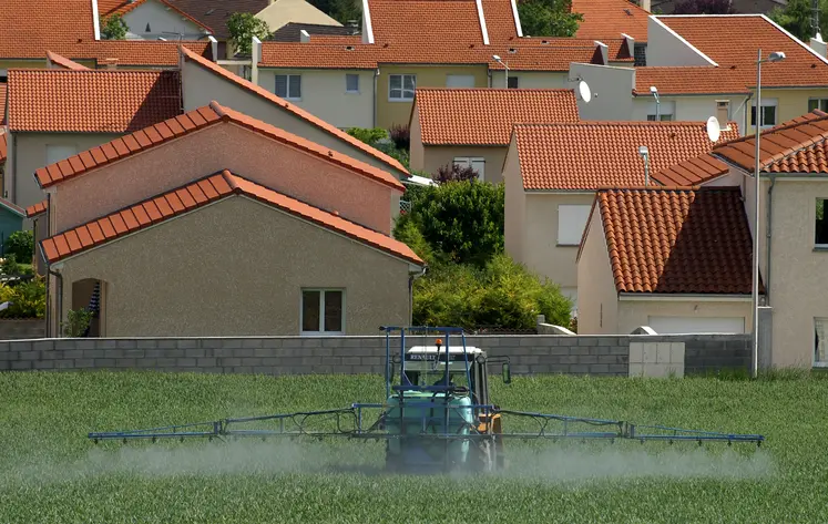 Traitement phytosanitaire à proximité des maisons