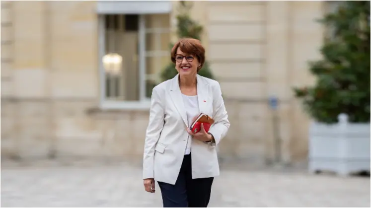 La ministre Annie Genevard à Matignon, téléphone et carnet en main