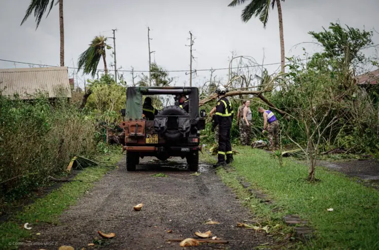 Intervention sécurité civile dans un paysage dévasté à Mayotte