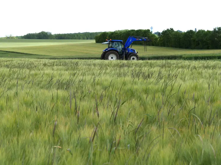 tracteur bleu dans un champ