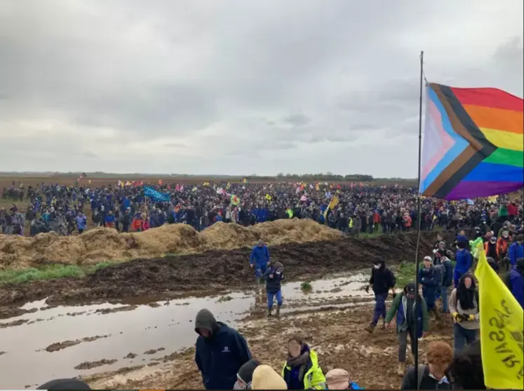 des milliers de manifestants avec des drapeaux près de Sainte-Soline