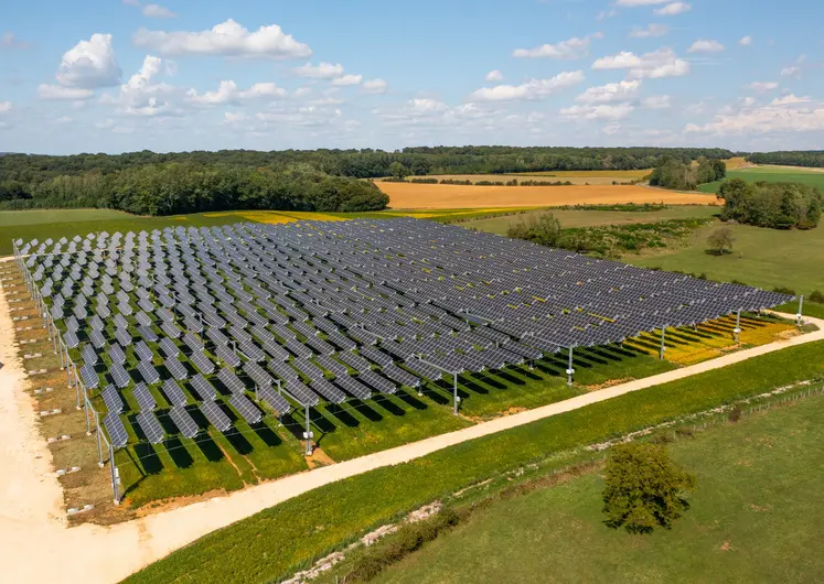 Paysage rural avec friche de panneaux photovoltaïques, agrivoltaïsme. 