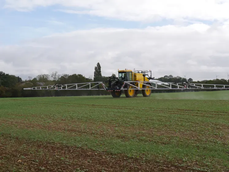 tracteur épandant des pesticides dans un champ