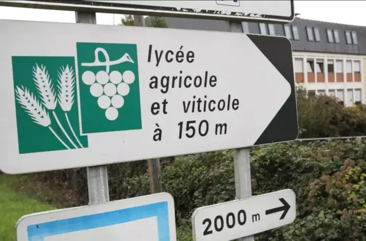 panneaux de signalisation indiquant un lycée agricole