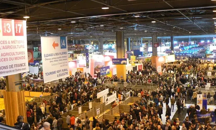 Vue de la foule dans le pavillon 1 du salon de l'agriculture 2024