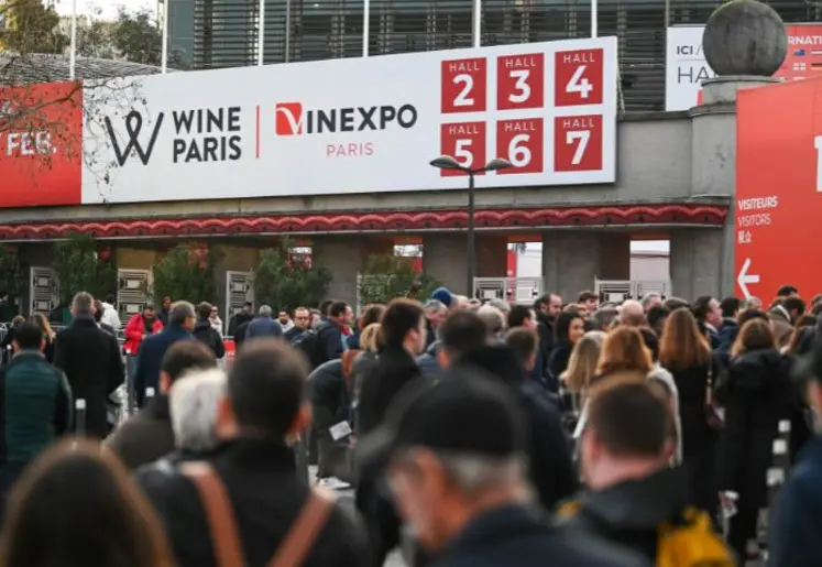 visiteurs à l'extérieur du salon Wine Paris