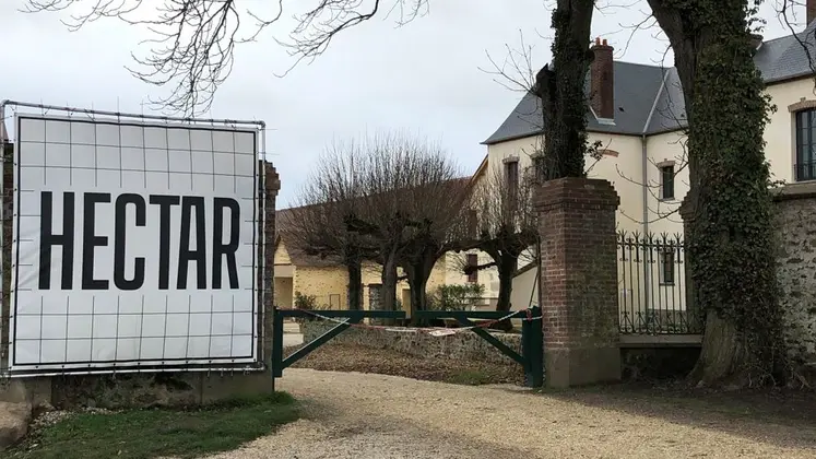 panneau hectar devant l'entrée du domaine