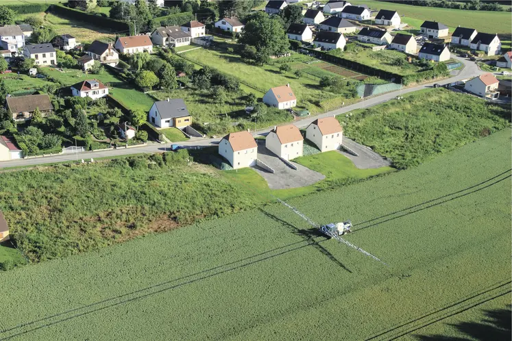 champ et maisons vue aérienne