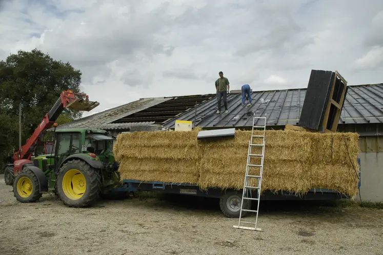 Pose de panneaux photovoltaïques sur un bâtiment d’élevage.