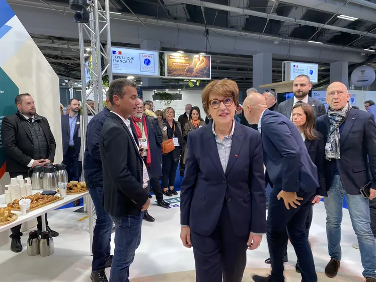   Annie Genevard, juste avant l’inauguration du stand du ministère de l’Agriculture au SIA 2025, le 23 février.