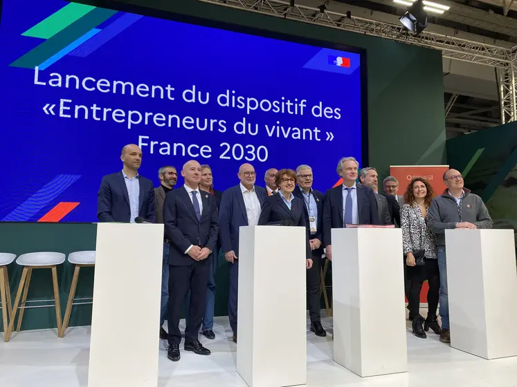 Annie Genevard, ministre de l’agriculteurs, avec les partenaires d’Entrepreneurs du vivant et les premiers bénéficiaires le 27 février au salon de l’Agriculture.