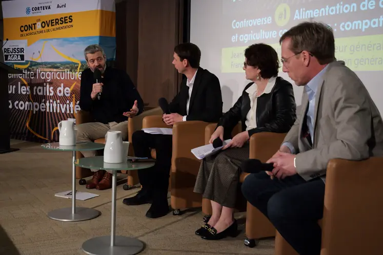  Jean-François Julliard, directeur général de Greenpeace France, (à gauche) débattant avec Franck Sander, président de la confédération générale de la betterave (CGB) (à droite)