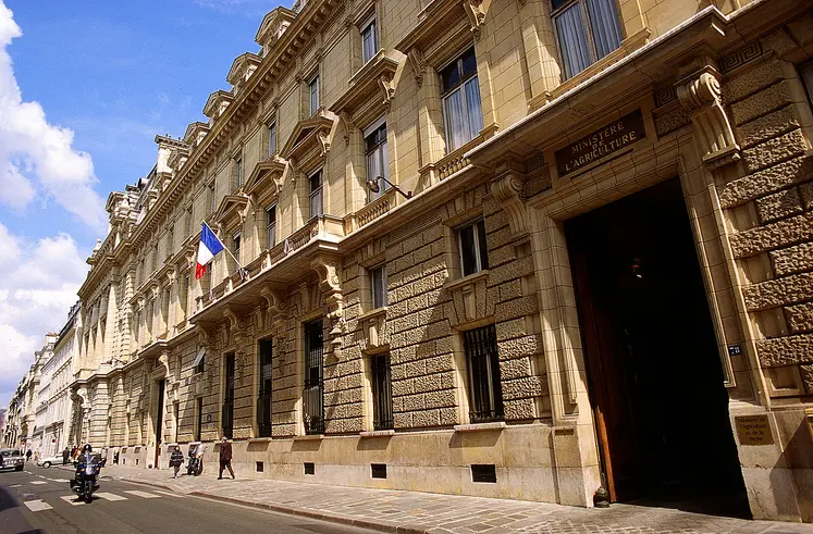 Entrée et bâtiment du ministère de l'Agriculture français à Paris, rue de Varenne.