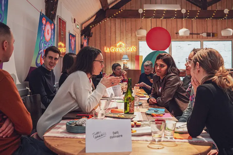 des gens discutent autour d'une table dans un café