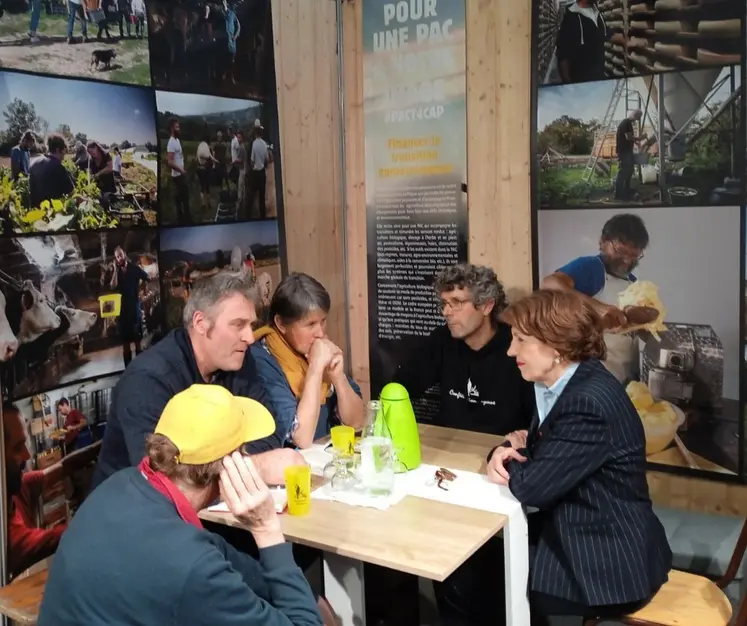 Représentants de la Confédération paysanne avec Annie Genevard au salon de l'Agriculture.