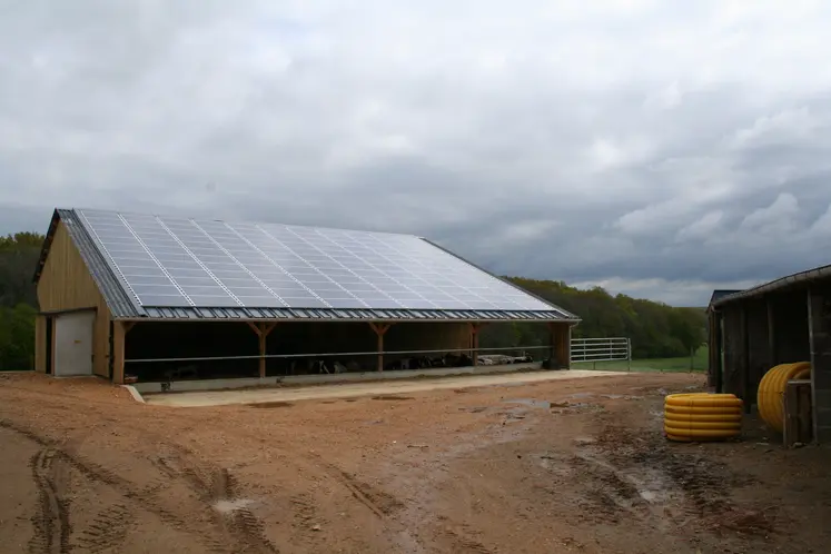 Bâtiment agricole avec des panneaux photovoltaïques sur le toit.