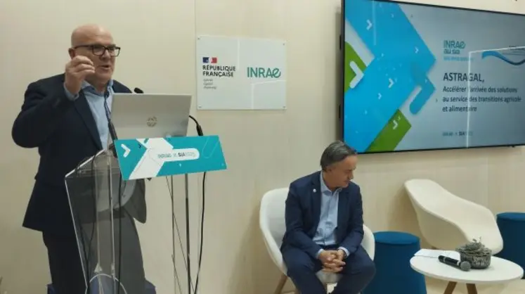 Bruno Bonnell, secrétaire général pour l'investissement en charge de France 2030, et Philippe Mauguin, président-directeur général de l'Inrae, au salon de l'agriculture sur le stand de l'Inrae. 