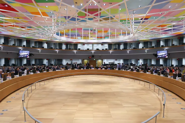 Salle de réunion du Conseil de l'Union européenne, à Bruxelles, où se sont rassemblés les membres du Comité des représentants permanents (Coreper) des États membres. 
