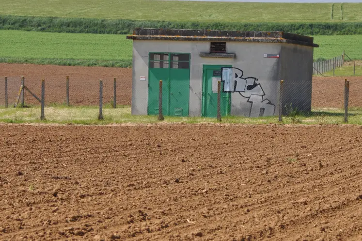 Captage d'eau au milieu de parcelles agricoles