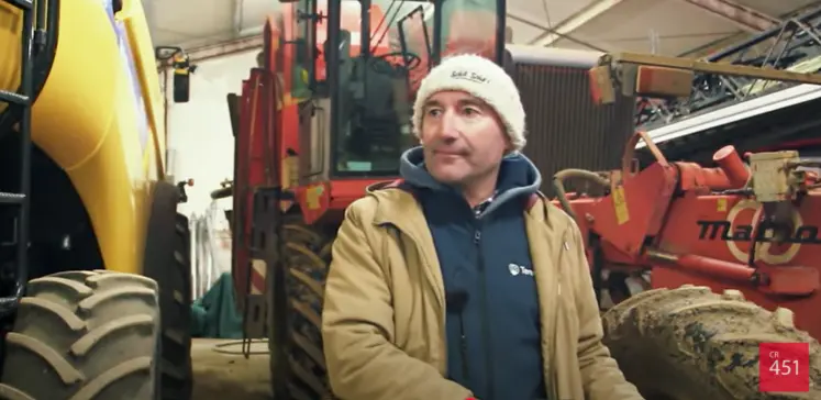Bruno Cardot dans un hangar devant des tracteurs