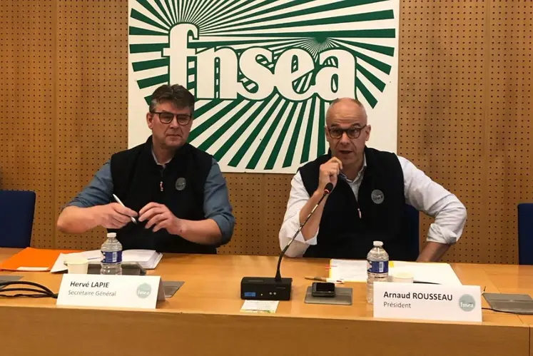 Le secrétaire général de la FNSEA Hervé Lapie, et le président de la FNSEA Arnaud Rousseau, en conférence de presse. 