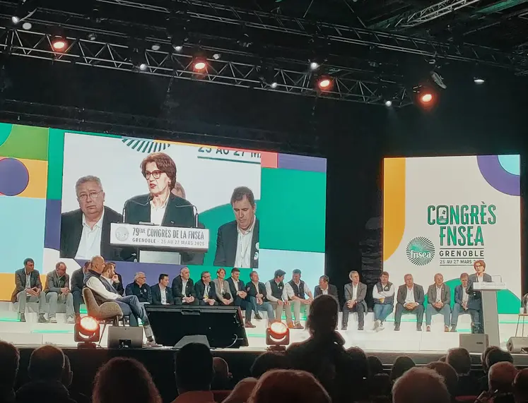 Annie Genevard devant le congrès de la FNSEA à Grenoble.