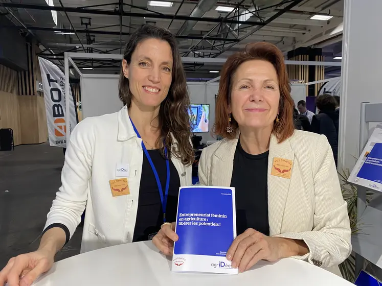 De gauche à droite : Gabrielle Dufour, responsable communication du think tank Agridées et Anne Dumont-Leca, fondatrice et présidente de Vox Demeter montrant la note « Entrepreneuriat féminin en agriculture : libérer les potentiels ».